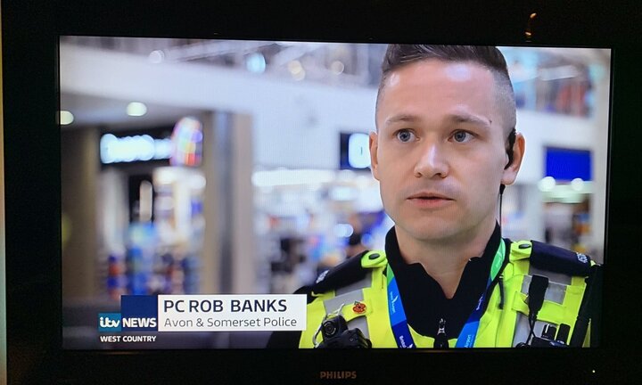 Viên cảnh sát điển trai 'nổi như cồn' vì mang tên Cướp Ngân Hàng