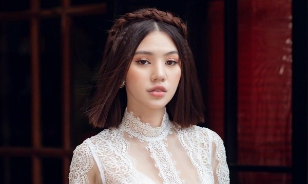 Mặc ồn ào với hội bạn thân Kỳ Duyên, Jolie Nguyễn thả dáng với áo dài xuyên thấu trên phố