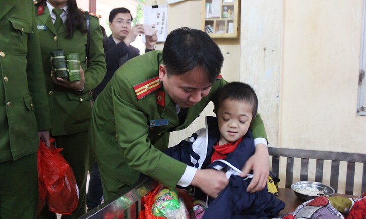 Giảng viên, sinh viên Học viện Cảnh sát nhân dân mang 'Xuân ấm' đến với trẻ em khuyết tật Hà Nội