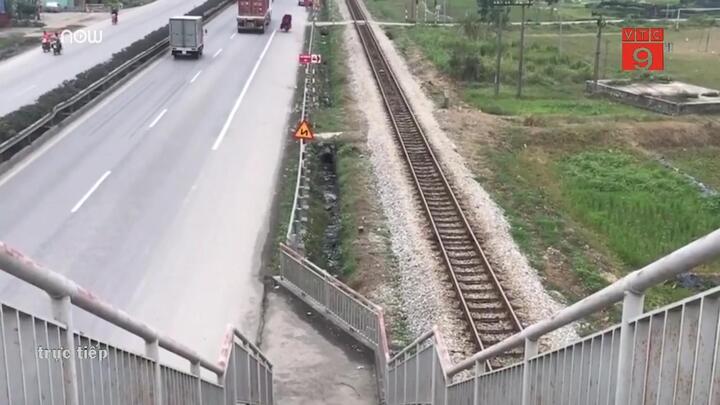 Hải Dương: Thiếu tiền thi công, cầu vượt đi bộ dẫn thẳng xuống quốc lộ 5