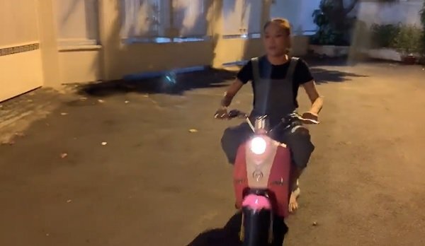 Mỹ Tâm chạy xe điện tí hon siêu đáng yêu 'đi bão' mừng đội tuyển Việt Nam