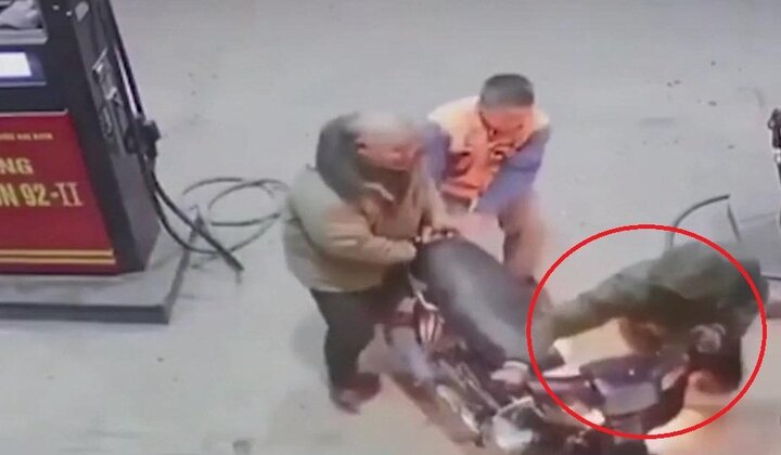 Gia cảnh đặc biệt của nam thanh niên dùng bật lửa soi xăng