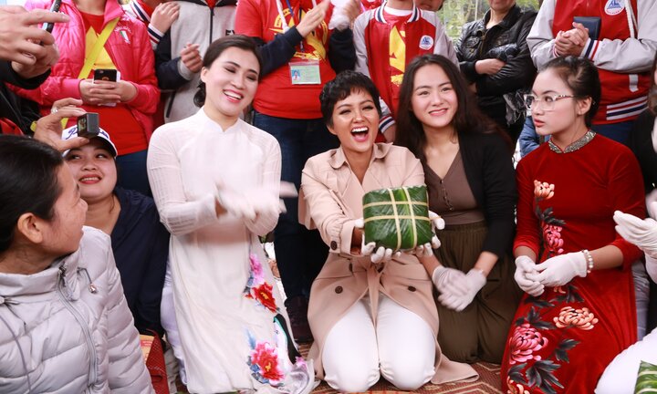 Video: Hoa hậu H'Hen Niê gói bánh chưng tặng trẻ em vùng cao Sơn La
