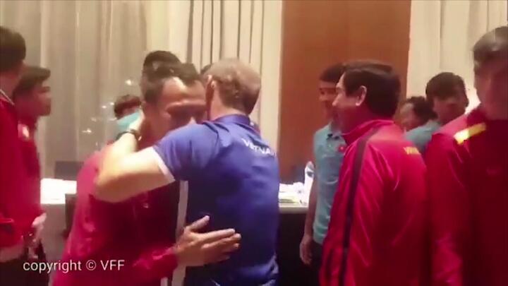 Clip: Thầy Park ôm động viên từng học trò sau trận đấu quả cảm