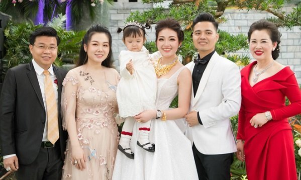 Ngạc nhiên với vẻ ngoài rạng rỡ của mẹ cô dâu trong đám cưới tiền tỷ ở Nam Định