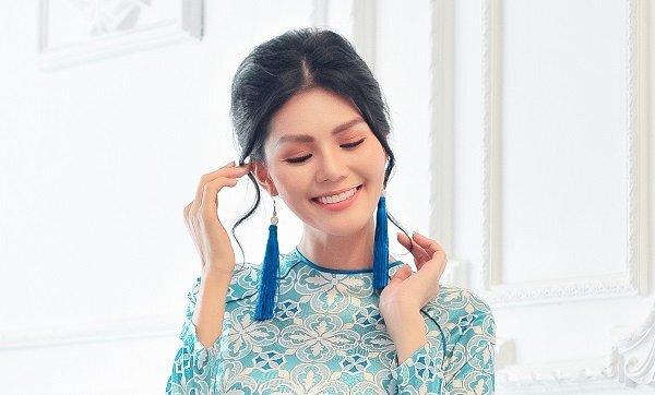 Hoa hậu Châu Á Việt Nam Kim Nguyên khoe nhan sắc rạng rỡ với áo dài họa tiết