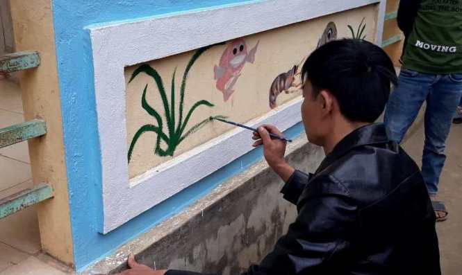 Giáo viên trường tiểu học ở miền núi Hòa Bình vẽ tranh trang trí trường học đón Tết