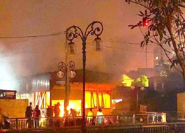 Quán cà phê ở TP Vinh bốc cháy dữ dội trong đêm