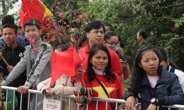 Clip: CĐV mang bánh chưng, hoa đào ra sân bay đón thầy trò Park Hang Seo
