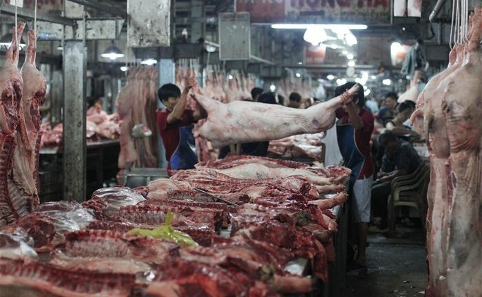 Kinh hãi thịt heo bẩn bày bán tràn lan ở chợ Bình Điền, TP.HCM