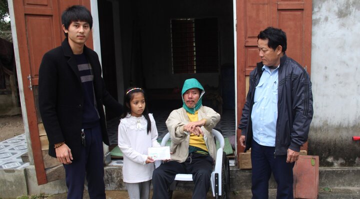 Người đàn ông liệt giường suốt 5 năm rưng rưng nhận món quà nghĩa tình của bạn đọc VTC News