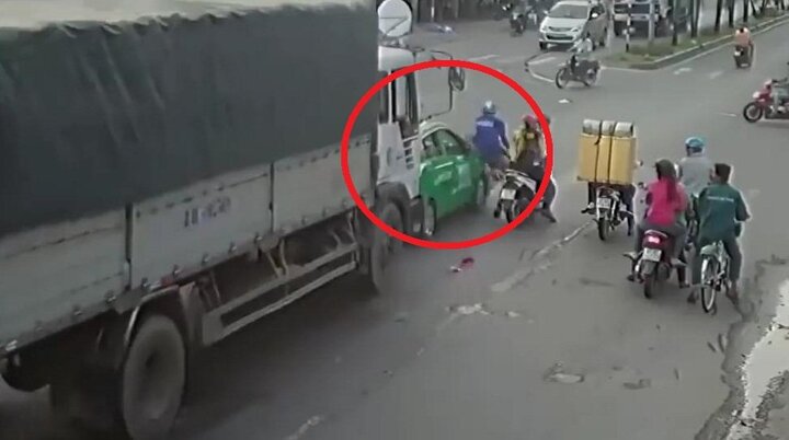Clip: Xe tải đâm liên hoàn xe dừng đèn đỏ, người đi xe máy thoát chết khó tin