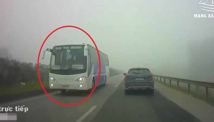 Clip: Xe khách Samsung ngang nhiên đi ngược chiều trên cao tốc Hà Nội - Thái Nguyên