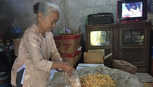 Bà lão 50 năm giữ bí quyết làm món mứt Tết nhà nghèo độc nhất xứ Huế