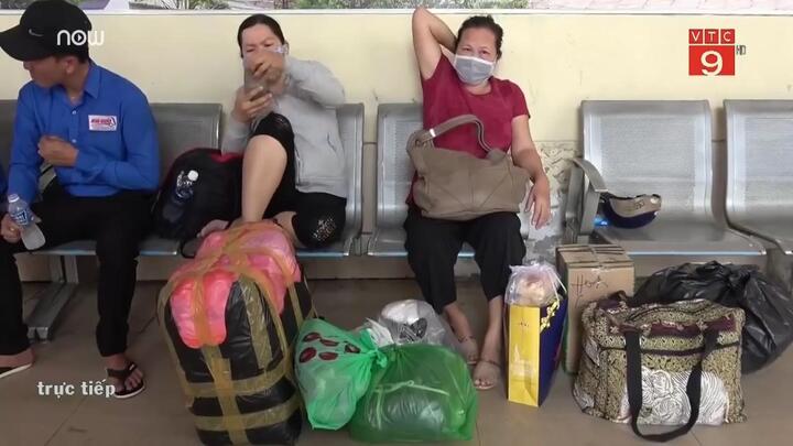 Cháy vé xe Tết, người dân mua vé chợ đen giá cắt cổ