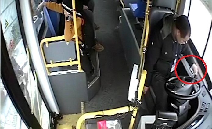 Clip: Lên cơn xuất huyết não, tài xế anh hùng cứu mạng hành khách trước khi bất tỉnh