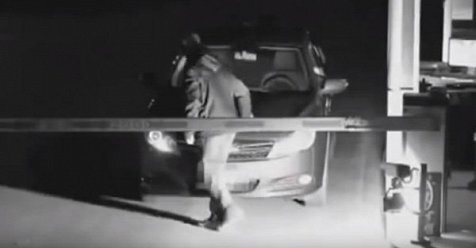 Nhân viên trạm thu phí bỏ chạy khi thấy xe 'ma' dừng trước barrier