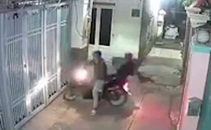 Trộm chó bất thành, 'cẩu tặc' bị chủ nhà đuổi chạy thục mạng