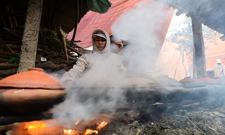 Video: Dân làng Vũ Đại tất bật đỏ lửa kho cá bán Tết