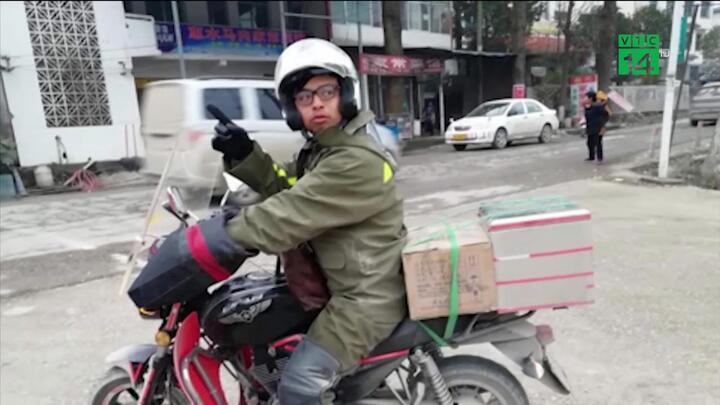 Chàng trai chở tro cốt của cha đi 4.000 km về quê ăn Tết bằng xe máy