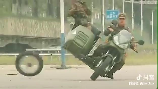 Clip: Binh sỹ Trung Quốc vừa lái mô tô, vừa thay lốp thiện nghệ