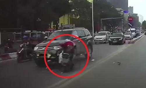Clip: Xe máy lao vào đầu ô tô ngược chiều theo kiểu tự sát ở Hà Nội