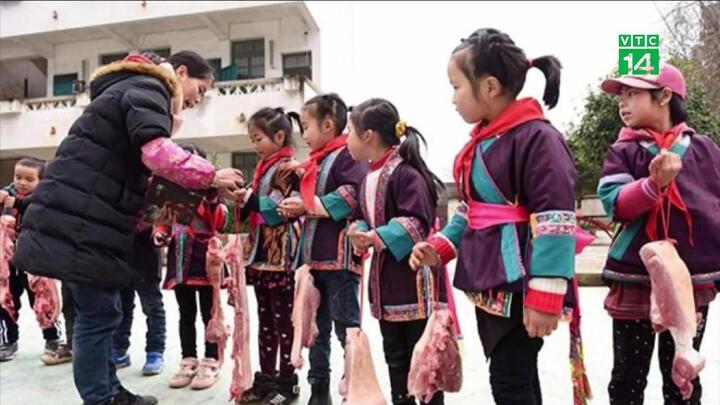 Trường học tặng thịt lợn, chân giò cho học sinh ăn Tết