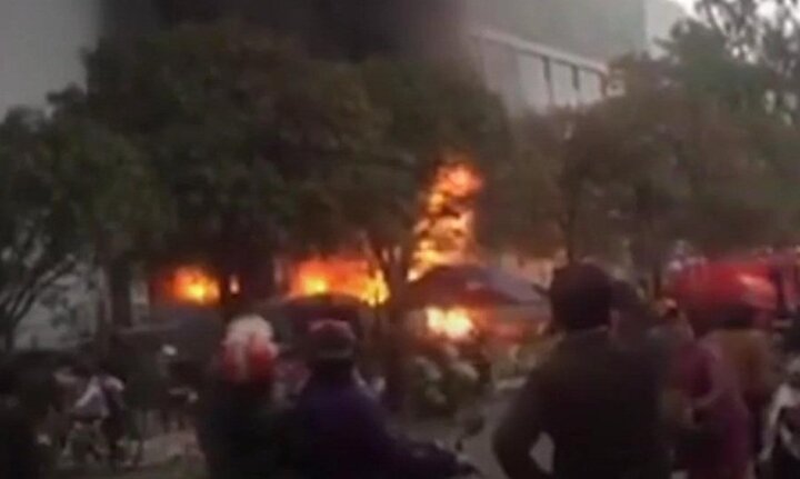 Clip: Chợ lớn nhất Thái Nguyên bốc cháy ngùn ngụt ngày cận Tết