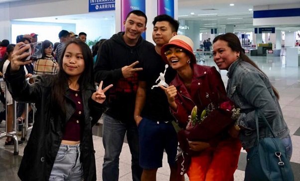 H'Hen Niê được người dân Philippines nhận ra, hào hứng xin chụp ảnh chung