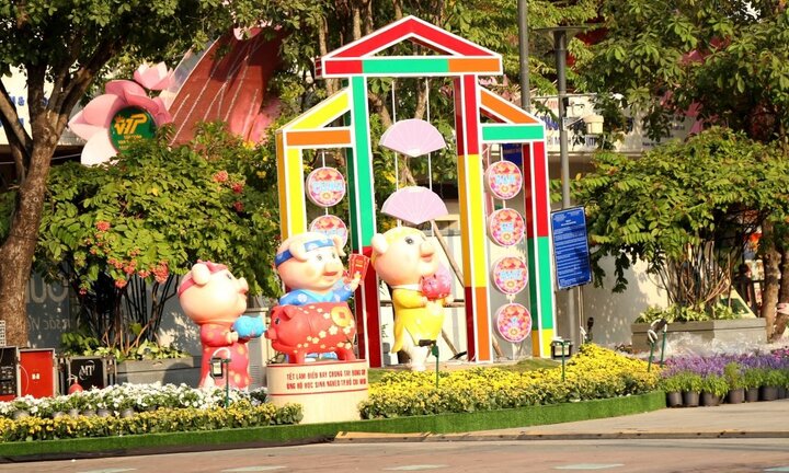 Đàn heo linh vật ngộ nghĩnh ở đường hoa Tết Nguyễn Huệ