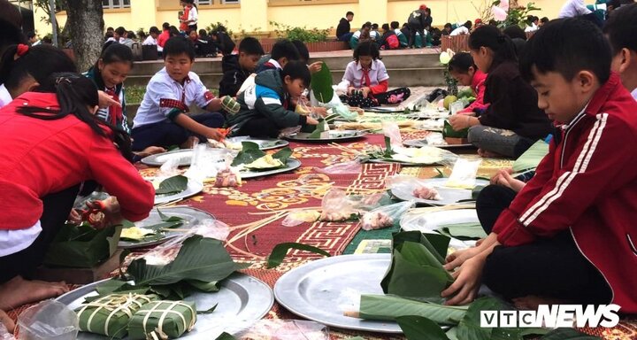 Trường miền núi Nghệ An dạy học sinh gói bánh chưng ngày Tết