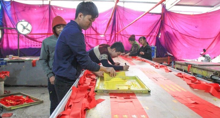 Tết rộn ràng ở ngôi làng đặc biệt bậc nhất Hà Nội chuyên làm cờ, băng rôn cổ vũ bóng đá