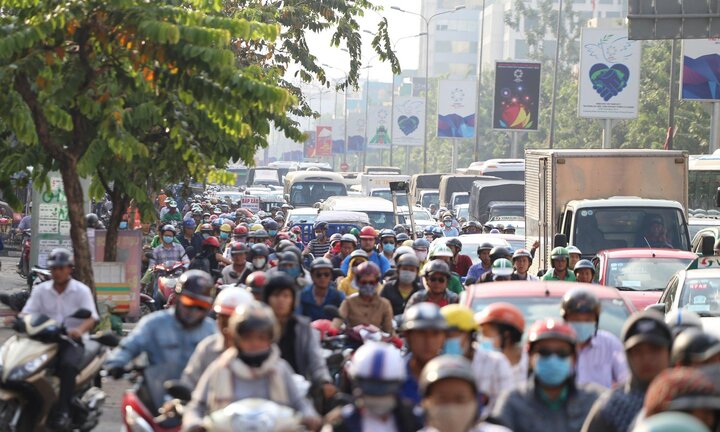 Video: Người dân đổ về quê ăn tết, cửa ngõ TP HCM kẹt cứng