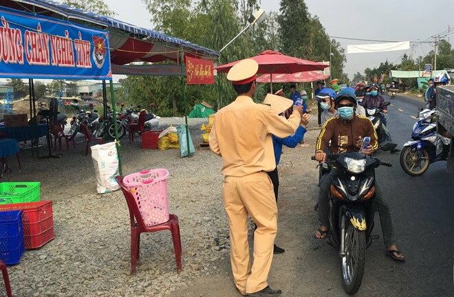 Cảnh sát phát nước suối, khăn lạnh cho người dân về miền Tây ăn Tết