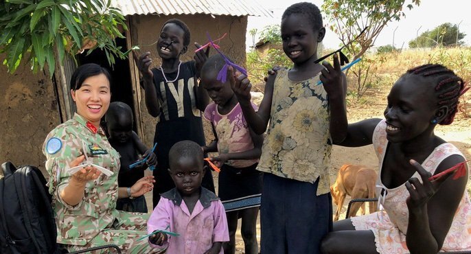 Chuyện ảnh xúc động của nữ sĩ quan mũ nồi xanh Việt Nam được đánh giá 'đặc biệt xuất sắc'