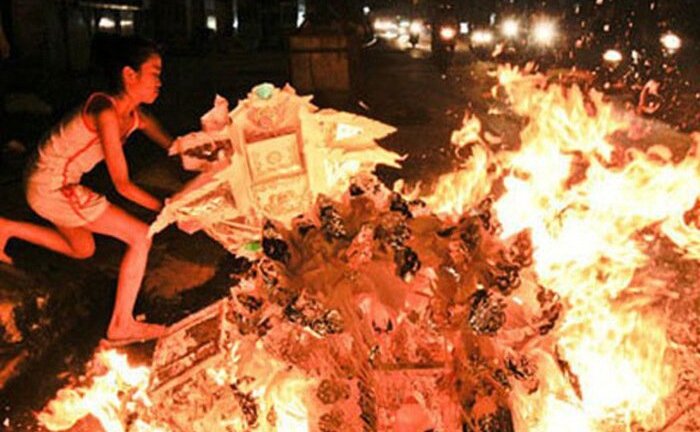 Thắp hương, đốt vàng mã ngày Tết, coi chừng nguy cơ cháy nổ