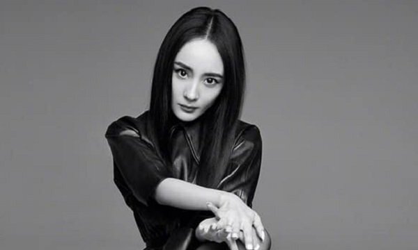 Hậu ly hôn với Lưu Khải Uy, Dương Mịch khoe vẻ đẹp sexy đầy táo bạo trên tạp chí