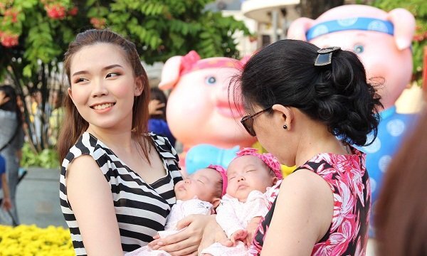 Người dân TP.HCM đổ về đường hoa Nguyễn Huệ chiều 30 Tết