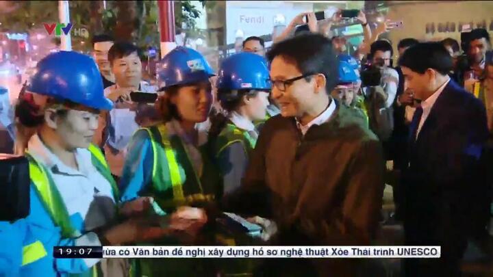 Video: Phó Thủ tướng Vũ Đức Đam thăm bác sỹ và công nhân môi trường trực Tết