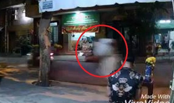 Clip: Gia chủ chưa khấn giao thừa xong, 'cô hồn sống' đã lao qua giật gà cúng