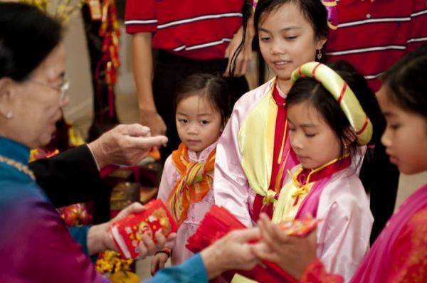 Dạy con cách nhận lì xì trong ngày Tết cho đúng mực