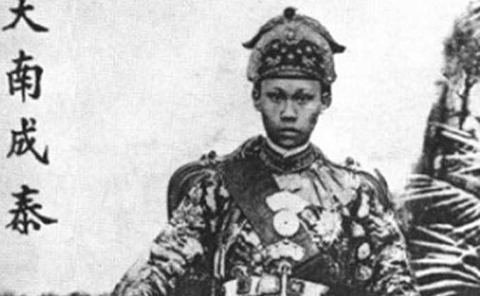 Ông vua lên ngôi mùng 2 Tết, thường giả điên chống giặc