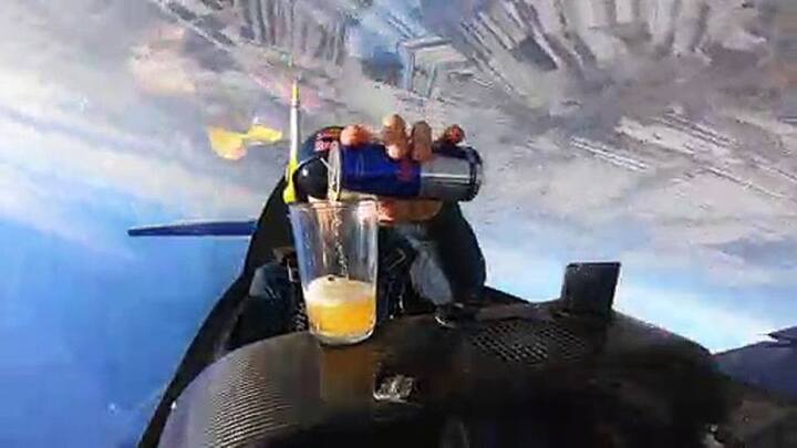 Clip: Phi công vừa nhào lộn, vừa rót nước giữa trời như làm ảo thuật