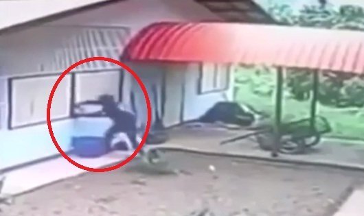 Clip: Tên trộm ngớ ngẩn nhất quả đất khiến dân mạng cười lộn ruột