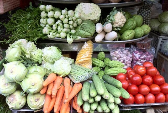 Mùng 2 Tết, giá rau xanh tăng gấp đôi, dân vẫn vui vẻ mua