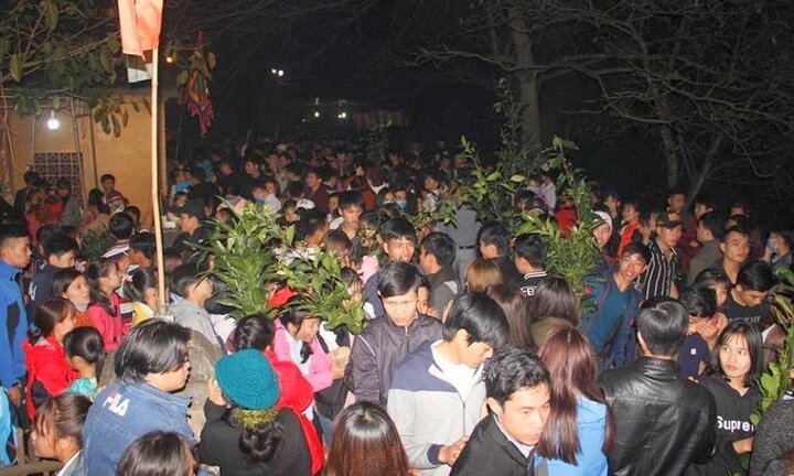 Hàng chục nghìn người đi chợ một năm mở đúng một phiên để cầu may