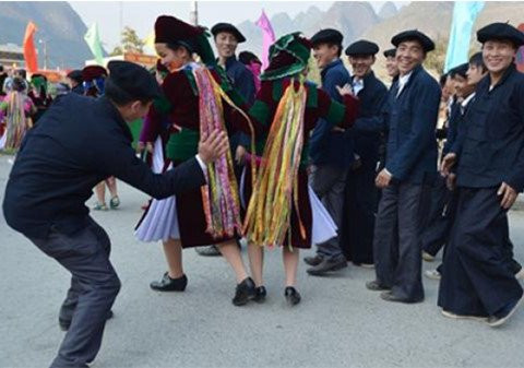 Vỗ mông để tỏ tình, thờ bát nước lã và những phong tục đón Tết độc đáo