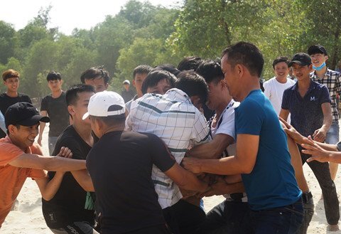 Clip: Hàng trăm trai tráng tranh nhau cướp cù giữa trưa nắng dịp đầu xuân