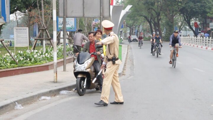 Video: Đầu trần đi chơi Tết, người Hà Nội bất ngờ khi thấy CSGT