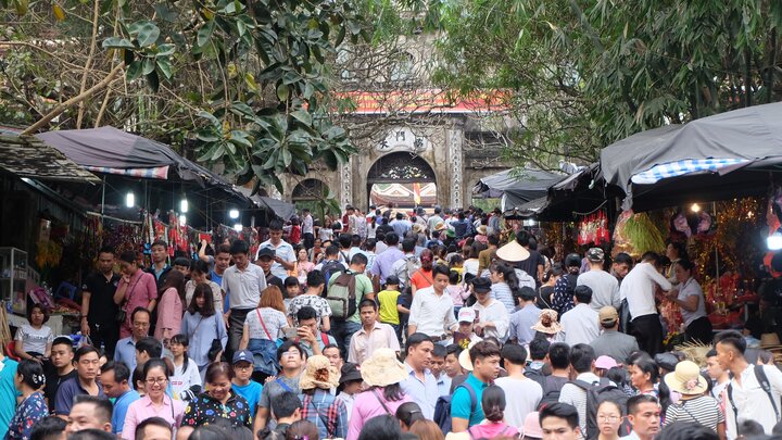 Hàng vạn du khách đổ về chùa Hương ngày khai hội